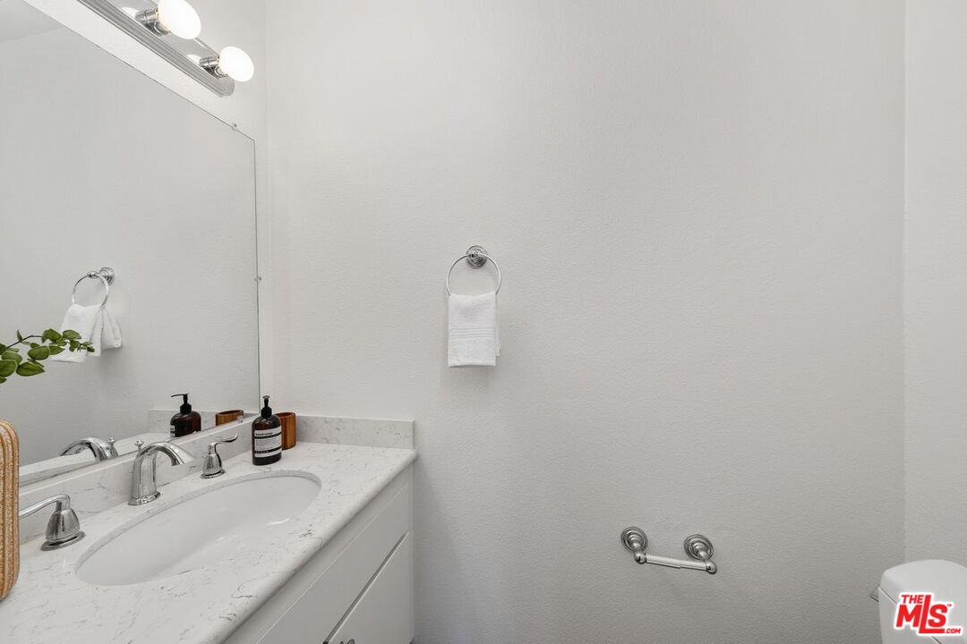 100 S Doheny Dr Unit: 202