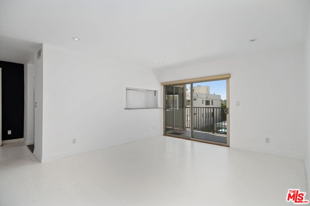 949 N Kings Rd Unit: 309