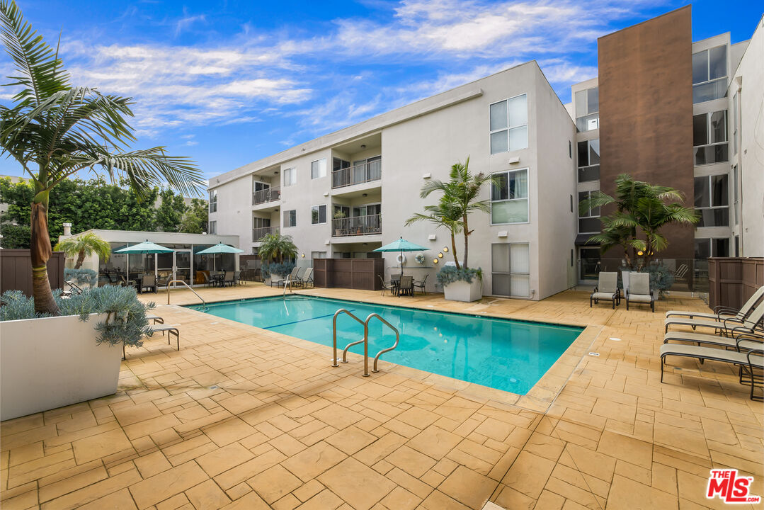 949 N Kings Rd Unit: 309