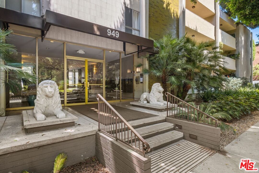 949 N Kings Rd Unit: 309