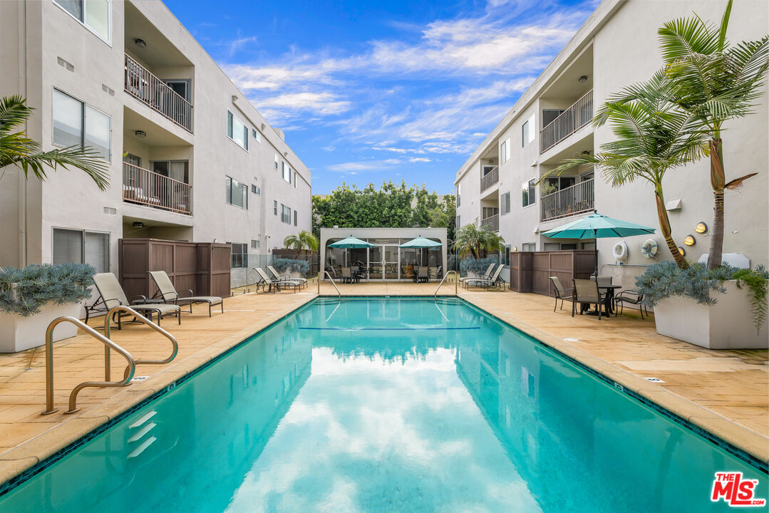 949 N Kings Rd Unit: 309