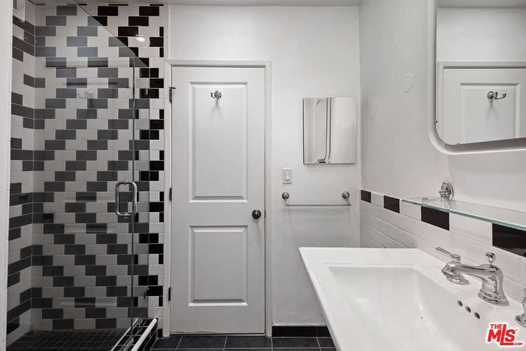 949 N Kings Rd Unit: 309