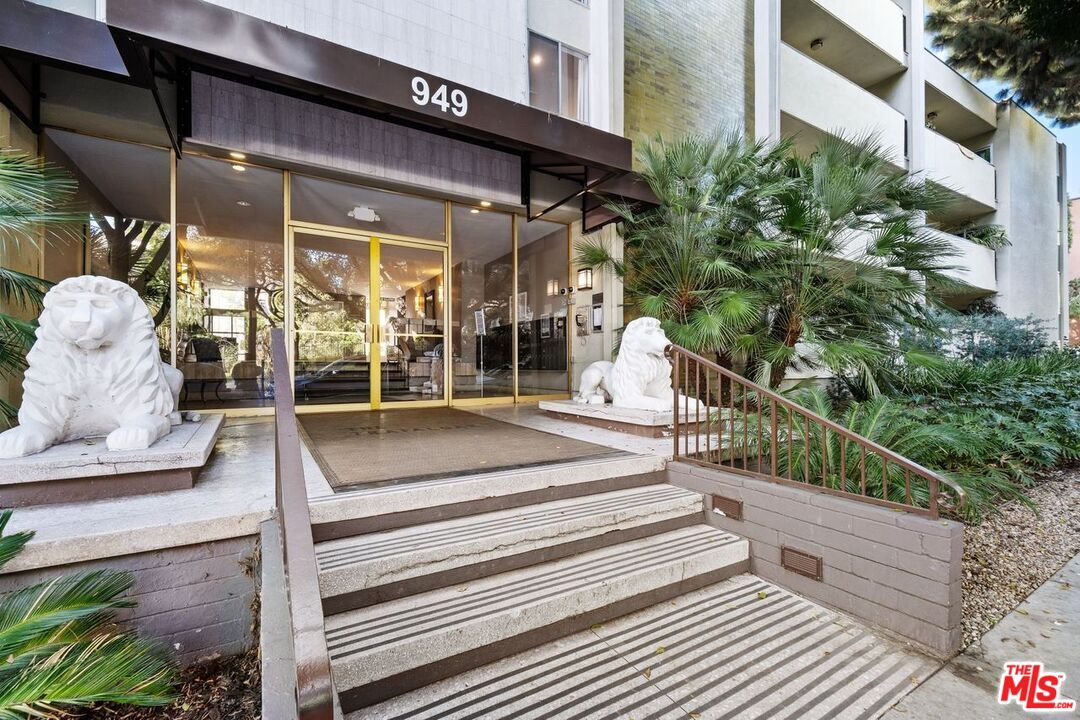 949 N Kings Rd Unit: 309