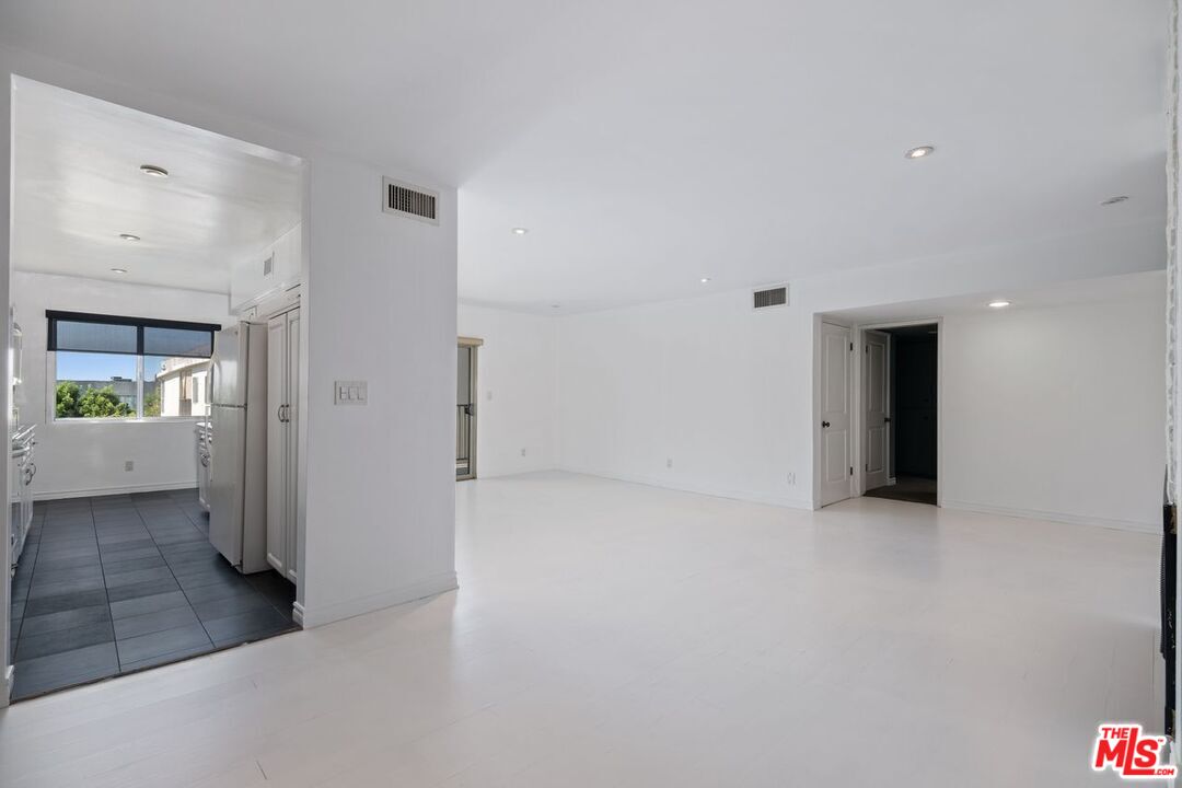 949 N Kings Rd Unit: 309