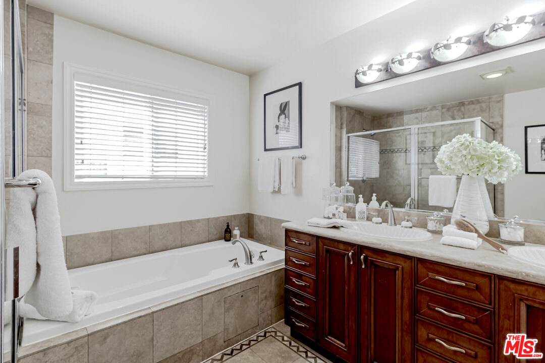 123 S Clark Dr Unit: 203