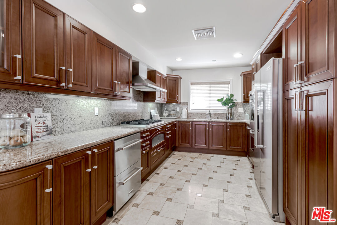 123 S Clark Dr Unit: 203