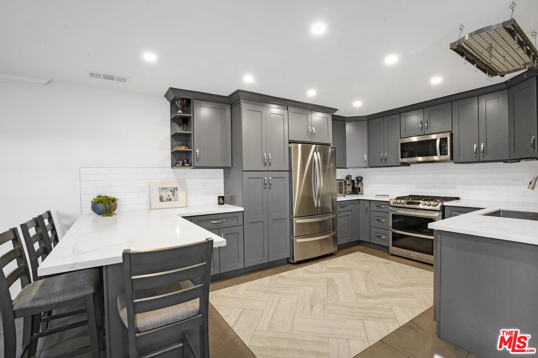 19246 Hamlin St Unit: 1