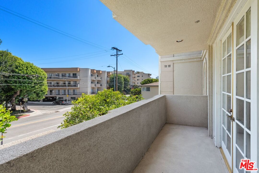 575 S Barrington Ave Unit: 203