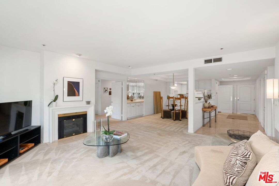 575 S Barrington Ave Unit: 203