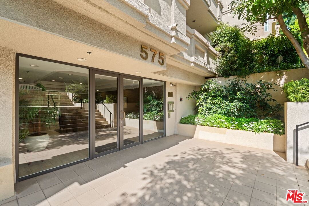 575 S Barrington Ave Unit: 203