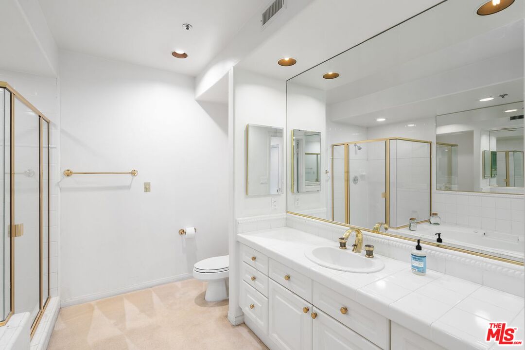 575 S Barrington Ave Unit: 203