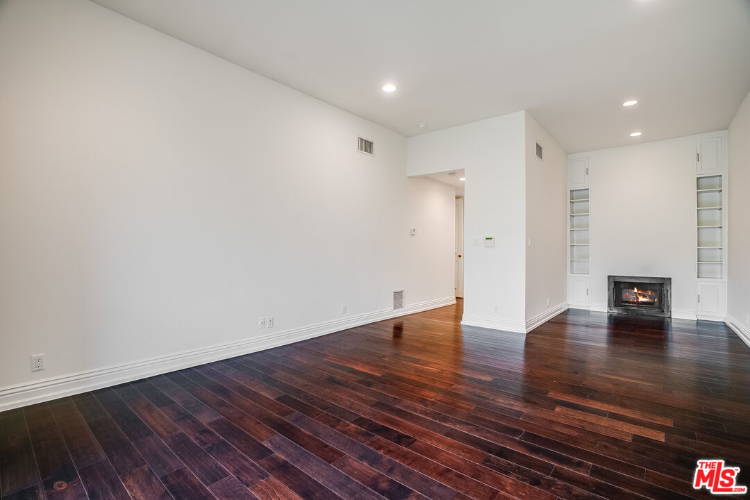 430 N Maple Dr Unit: 302