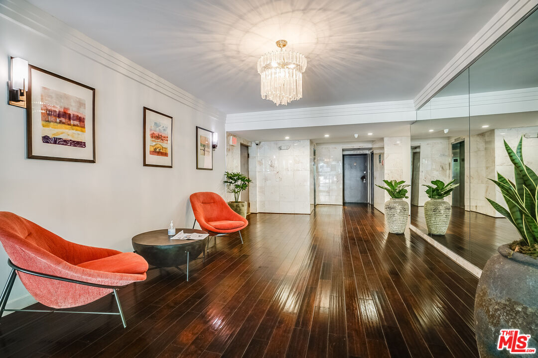 430 N Maple Dr Unit: 302