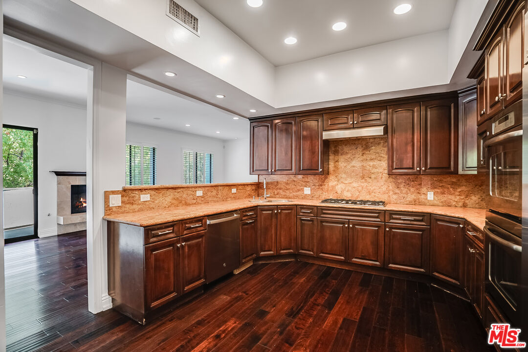 430 N Maple Dr Unit: 302