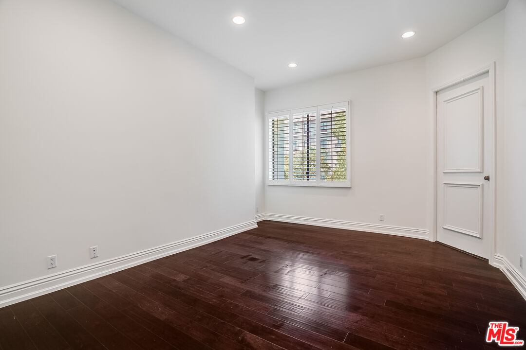 430 N Maple Dr Unit: 302