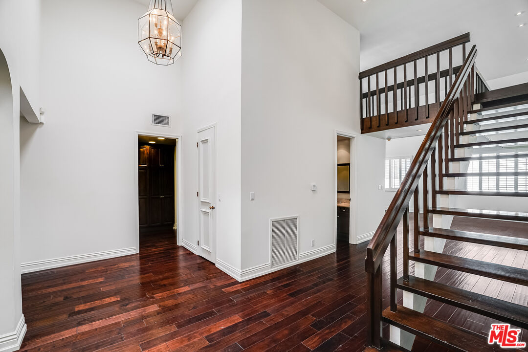 430 N Maple Dr Unit: 302