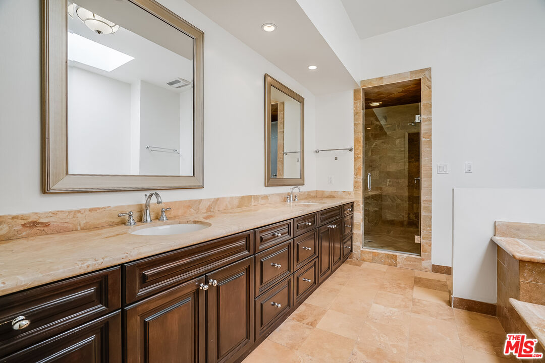 430 N Maple Dr Unit: 302