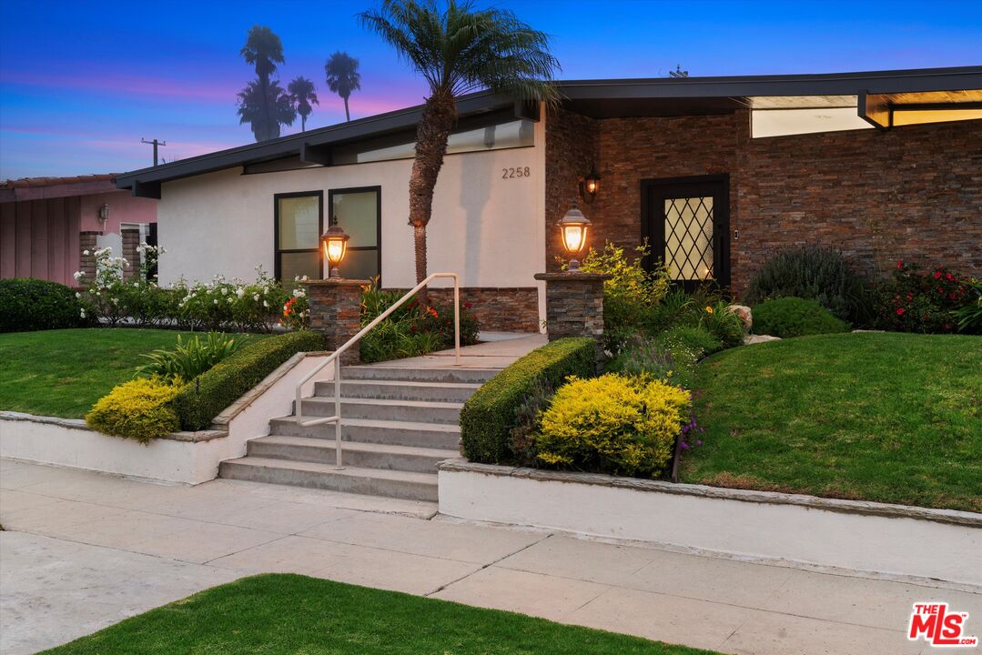 2258 W Paseo Del Mar