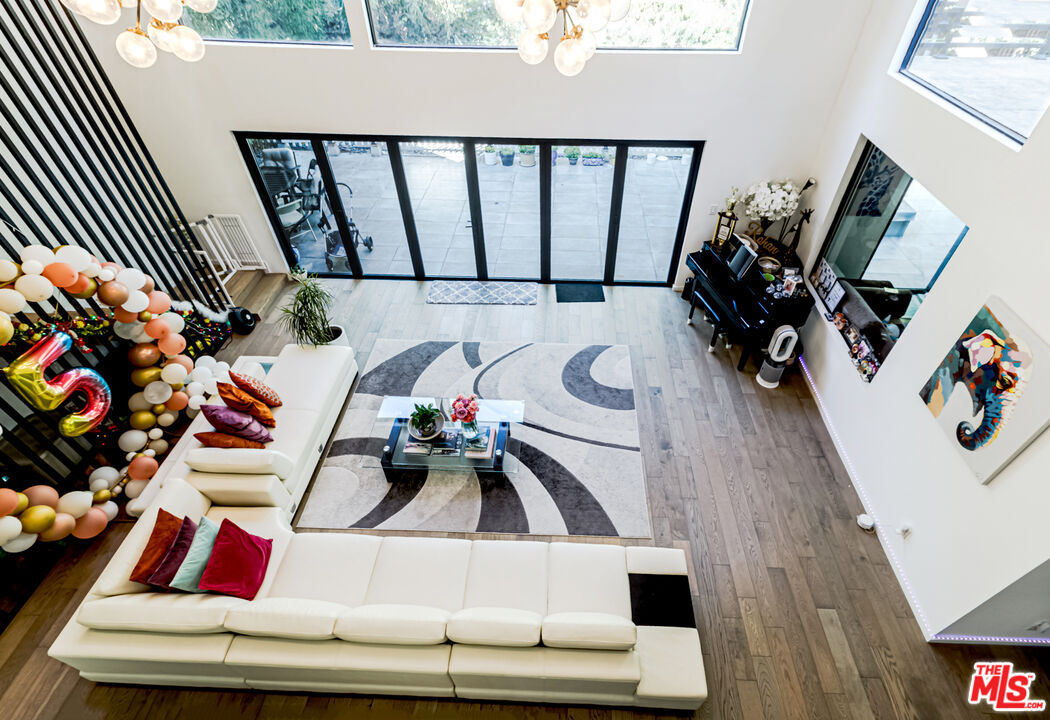 1465 Benedict Canyon Dr