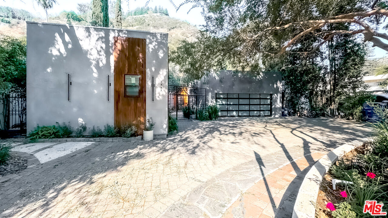 1465 Benedict Canyon Dr