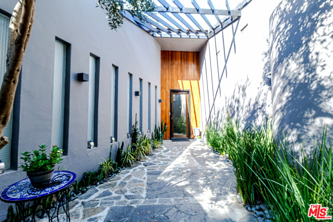 1465 Benedict Canyon Dr