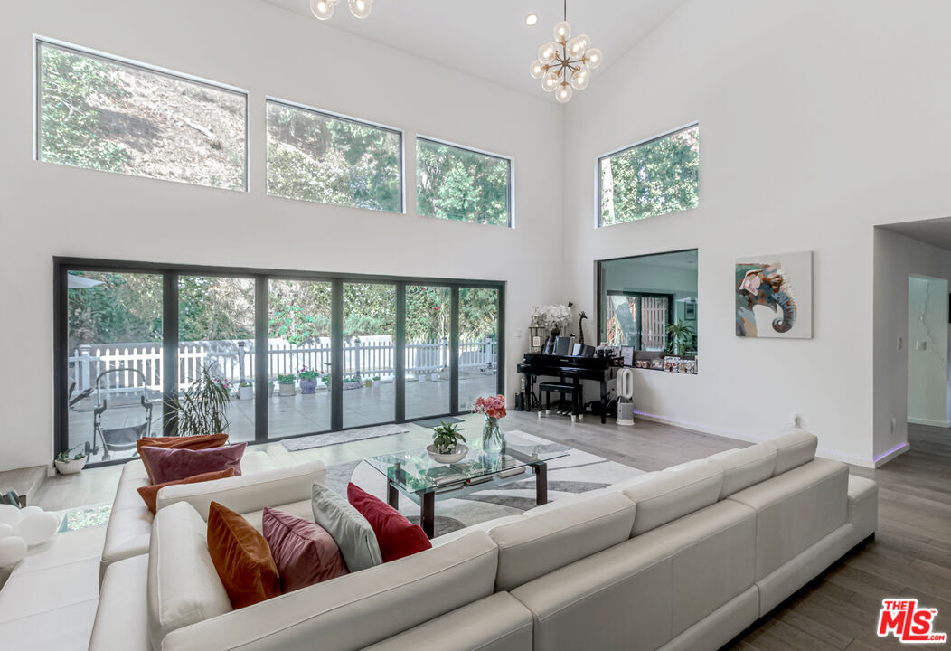 1465 Benedict Canyon Dr