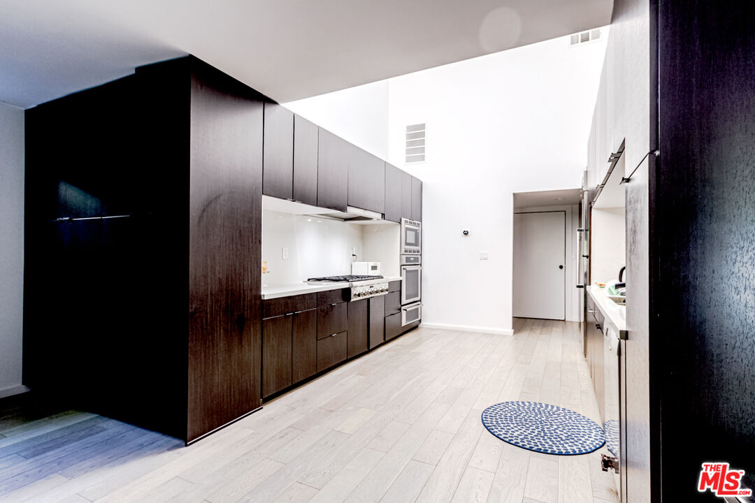 1465 Benedict Canyon Dr