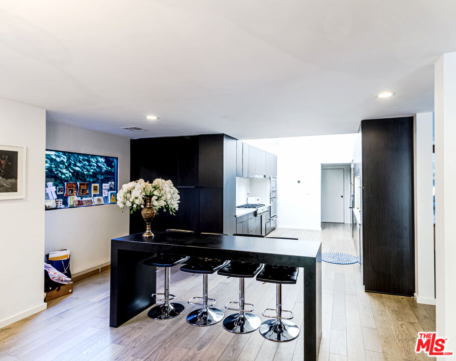 1465 Benedict Canyon Dr