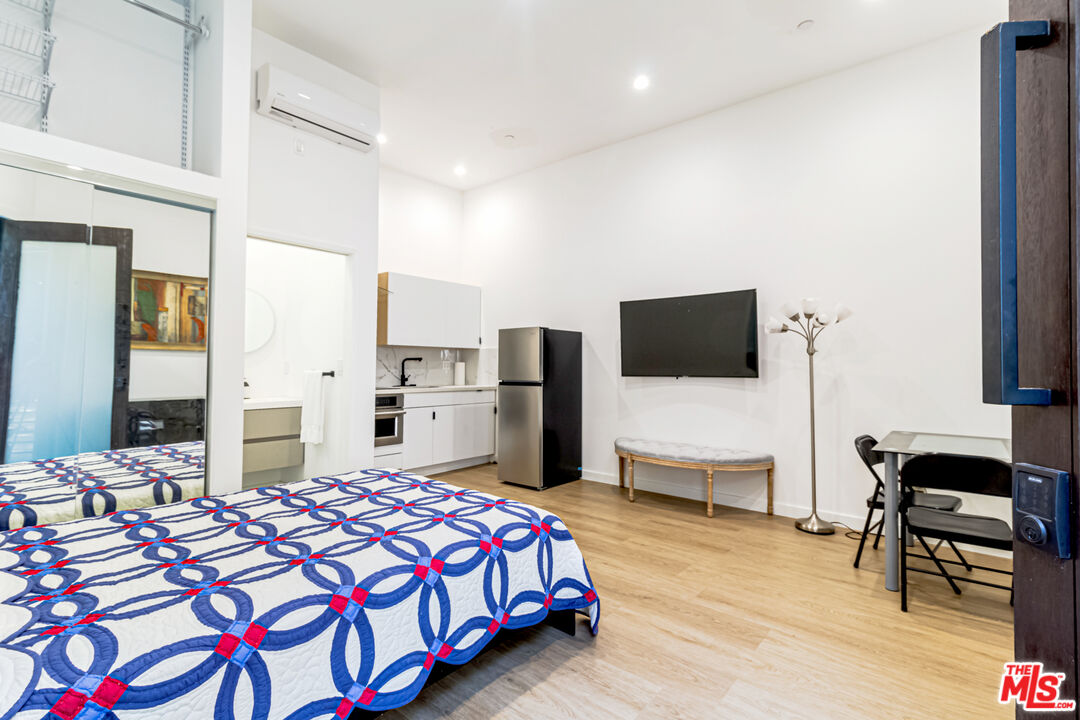 1465 Benedict Canyon Dr