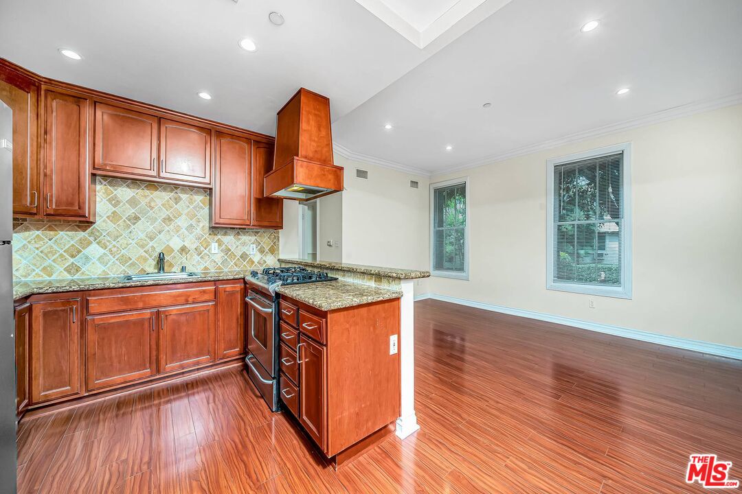 1236 N Flores St Unit: 204