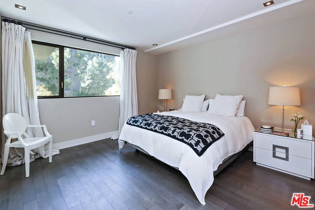 432 N OAKHURST DR Unit: 306