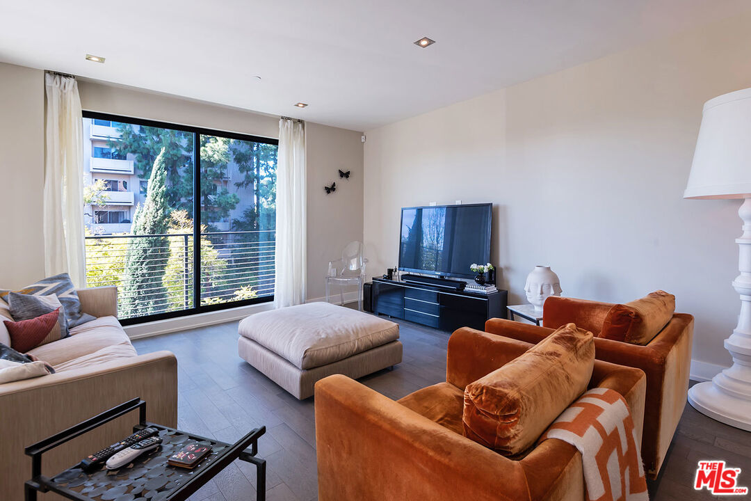 432 N OAKHURST DR Unit: 306