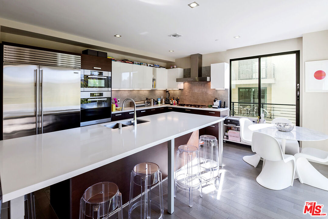 432 N OAKHURST DR Unit: 306