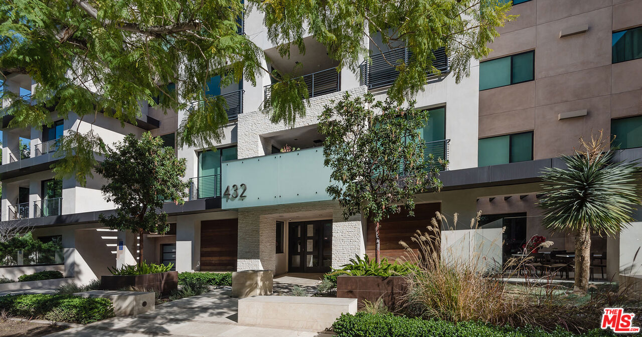 432 N OAKHURST DR Unit: 306