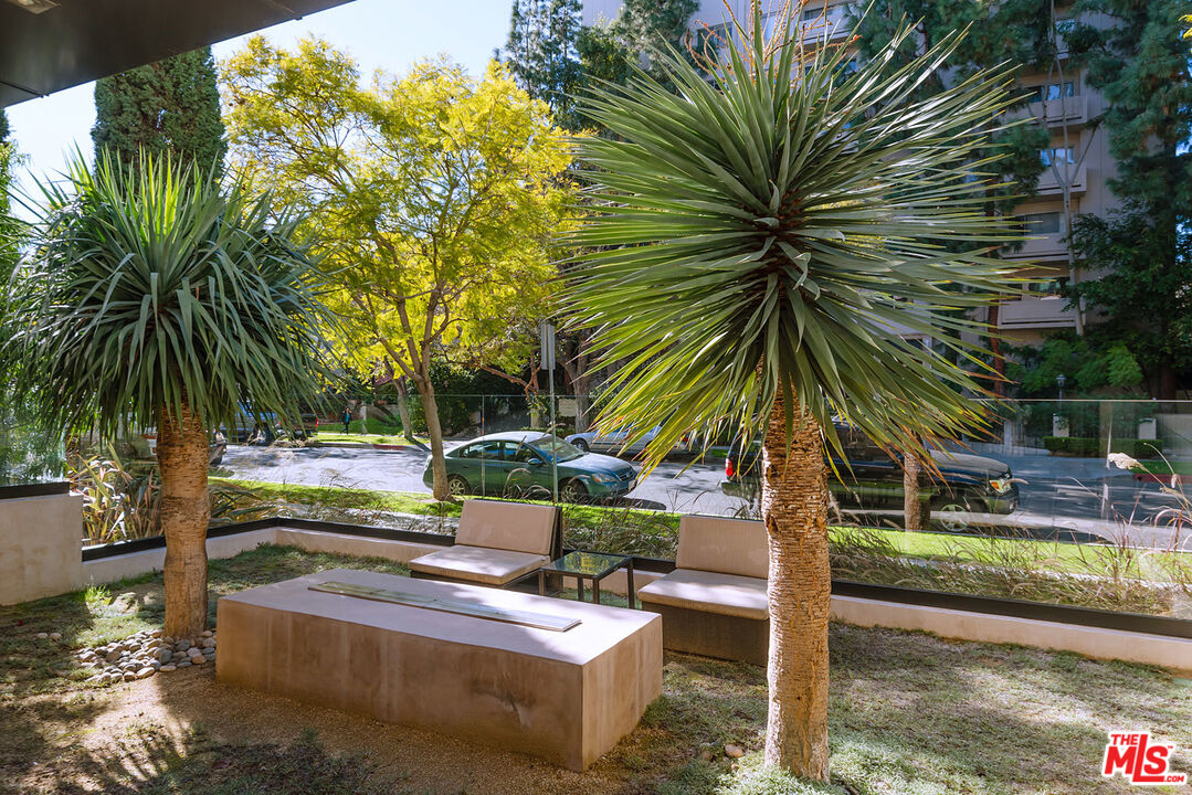 432 N OAKHURST DR Unit: 306