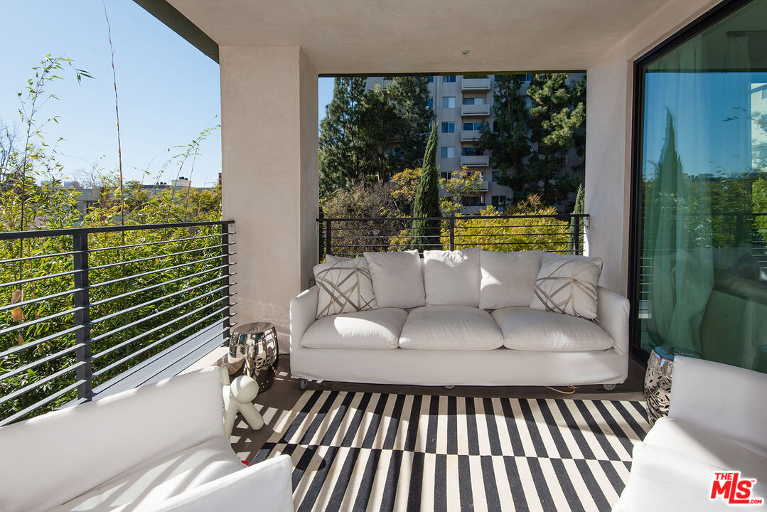 432 N OAKHURST DR Unit: 306