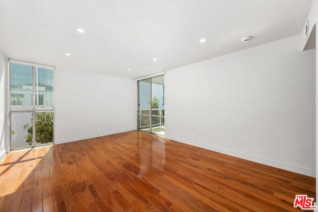 848 N Kings Rd Unit: 310