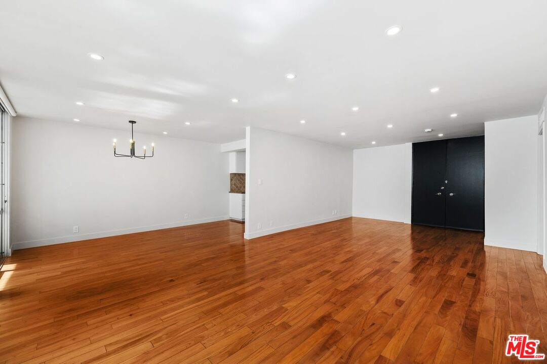 848 N Kings Rd Unit: 310