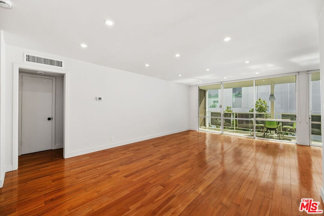 848 N Kings Rd Unit: 310