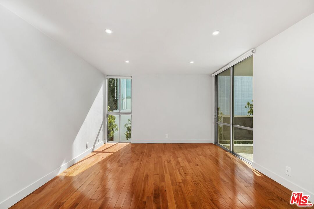 848 N Kings Rd Unit: 310