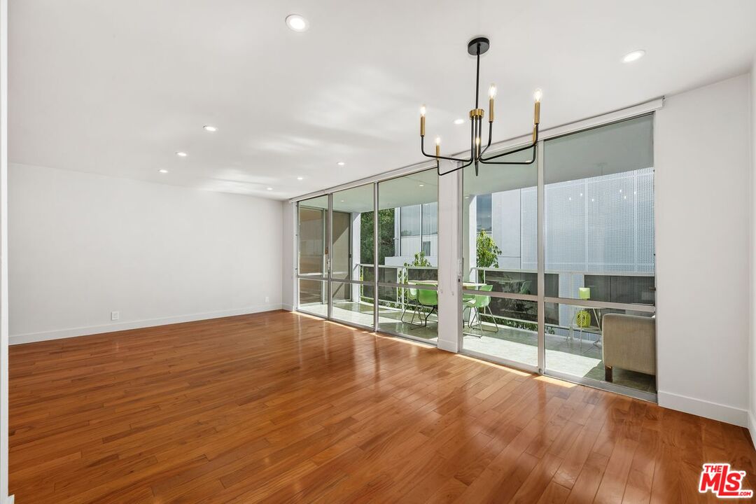 848 N Kings Rd Unit: 310
