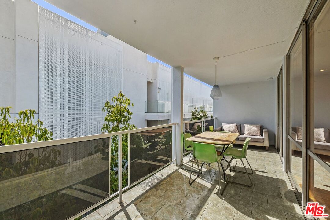 848 N Kings Rd Unit: 310