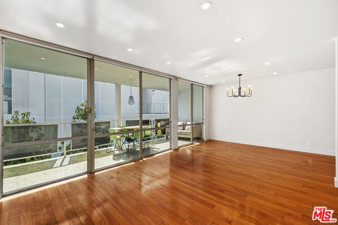 848 N Kings Rd Unit: 310