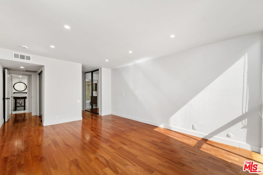848 N Kings Rd Unit: 310