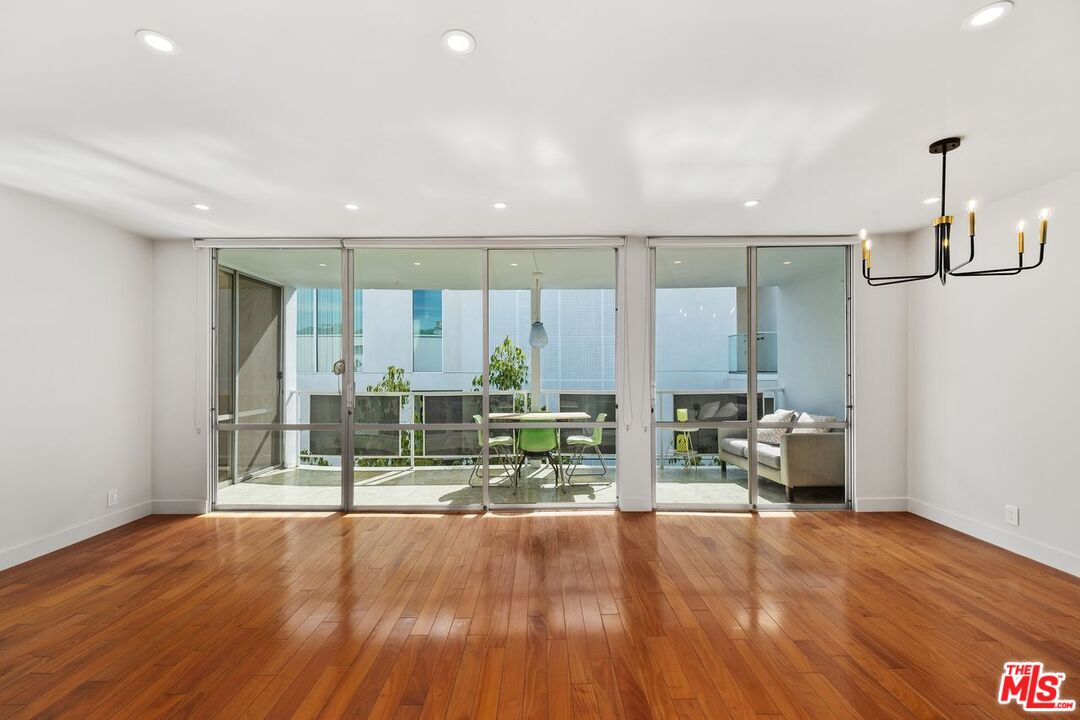 848 N Kings Rd Unit: 310