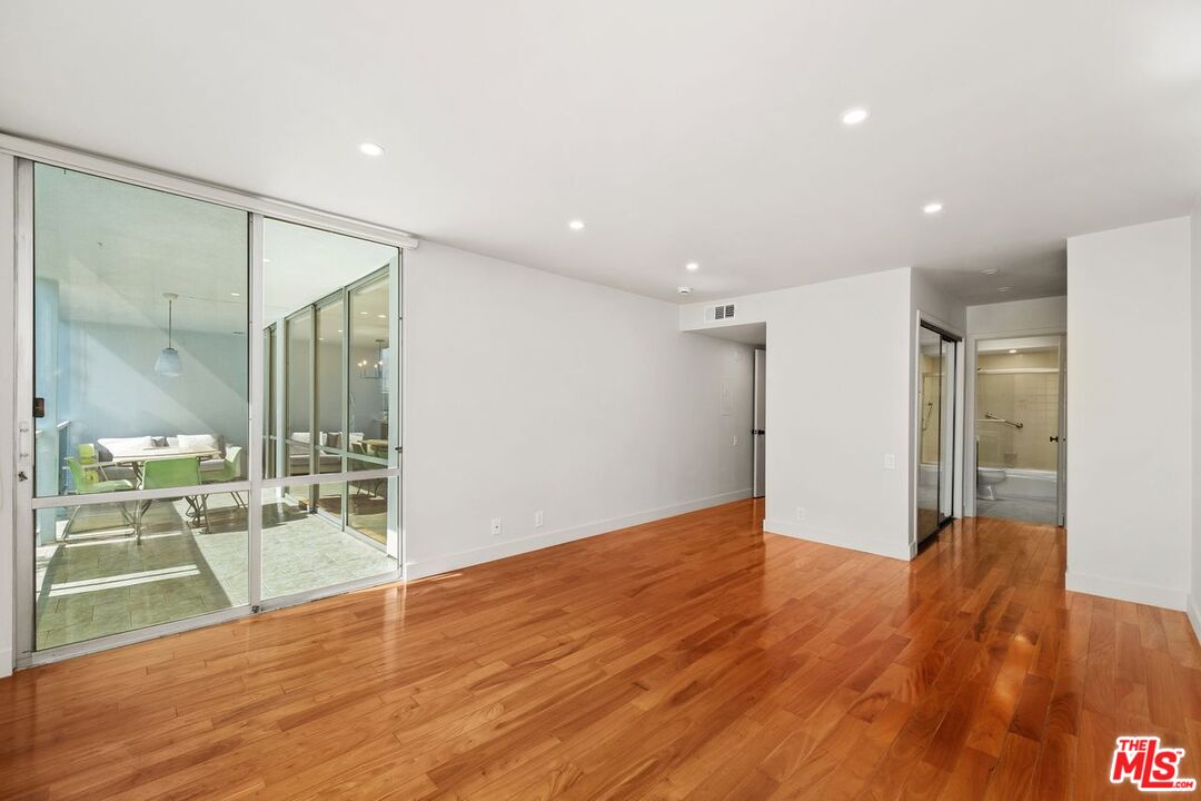 848 N Kings Rd Unit: 310