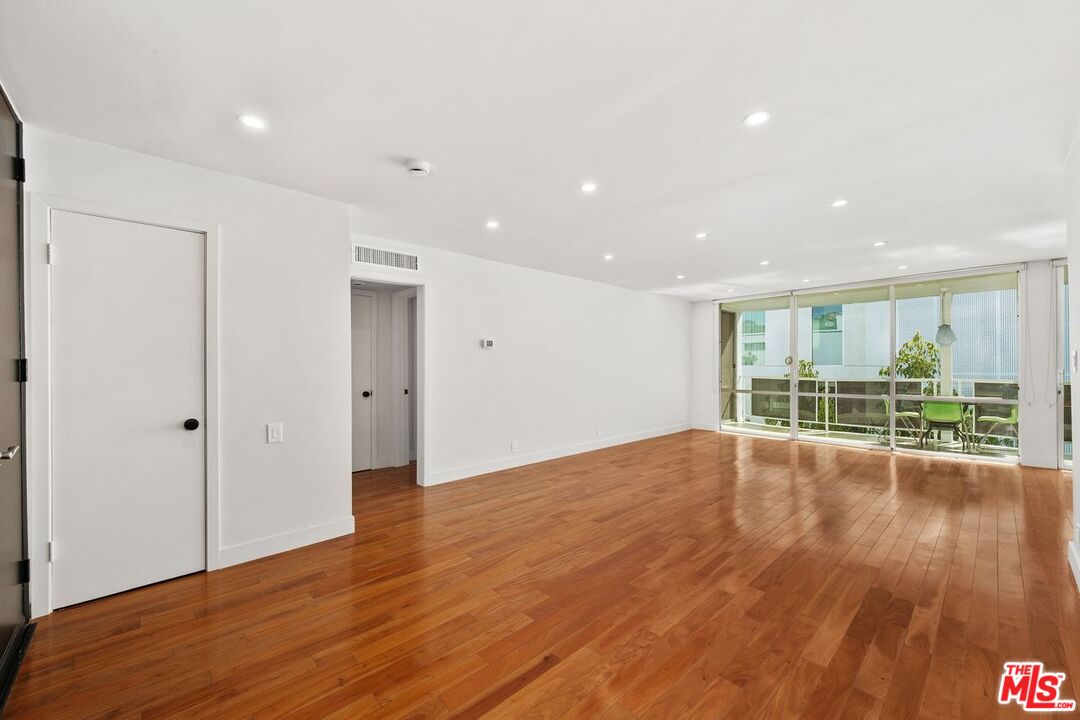 848 N Kings Rd Unit: 310