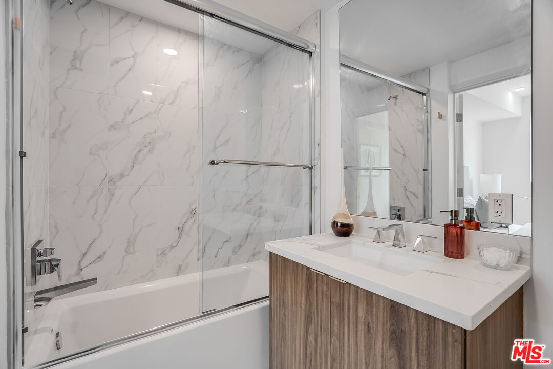 1021 S Shenandoah St Unit: 203