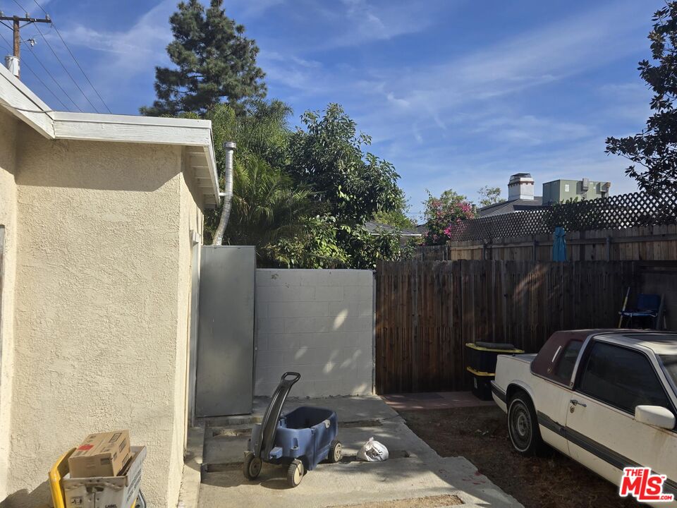 611 S Griffith Park Dr