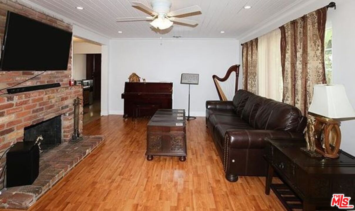 611 S Griffith Park Dr